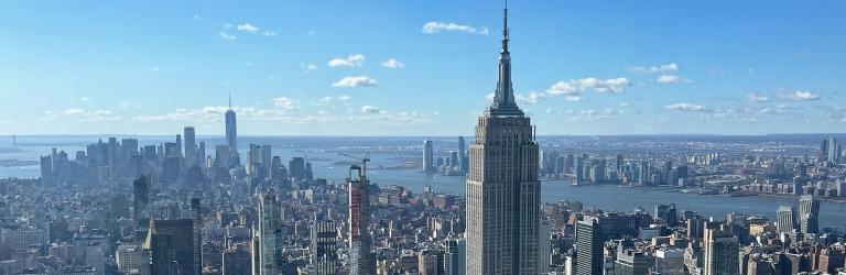 Blick auf die Skyline von New York mit Empire State Building bei blauem Himmel
