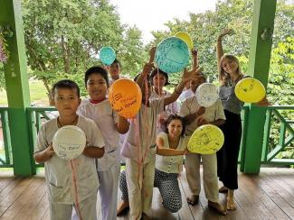 Thailändische Grundschüler/innen mit der Autorin