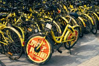 Ansammlung gelber O-Bikes mit chinesischer Beschriftung