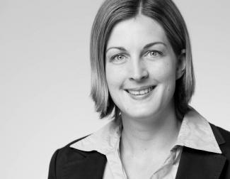 Porträt von Sabine Falke in Schwarz-Weiß