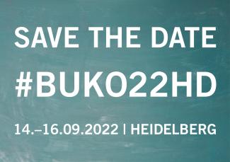 Auf einer grünen Tafel steht folgender Text: SAVE THE DATE | BUKO22HD | 14.–16.09.2022 Heidelberg