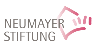 Logo mit versalem Schriftzug der NEUMAYER STIFTUNG in Grau sowie grafisch angedeutetem Haus in Rot