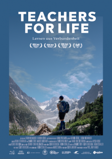 Filmplakat zur Dokumentation Teachers for Life. Ein Junge mit einem Rucksack ist von hinten zu sehen wie er auf ein Bergmassiv mit schneebedeckten Gipfeln schaut
