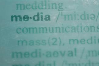 Auszug eines englischsprachigen Wörterbucheintrags zum Lemma „media“ auf petrolfarbenem Grund