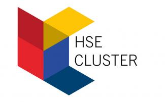 Grafisches Label in Würfelform mit drei ausgeklappten Seiten, das die Farben des HSE-Logos aufgreift, erweitert um den Schriftzug „HSE Cluster“