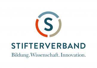 Logo des Stifterverbands. Unter einem eingekreisten „S“ der Text STIFTERVERBAND, darunter „Bildung. Wissenschaft. Innovation.“