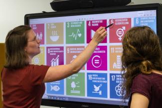 Studierende arbeiten an einem Smartboard zu den Sustainable Development Goals (SDGs)