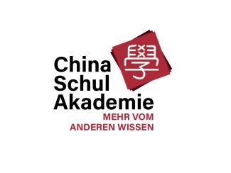 Das Logo der China-Schul-Akademie zeigt auf weißem Grund den schwarzen Schriftzug „China Schul Akademie“, darunter in Rot „MEHR VOM ANDEREN WISSEN“: Rechts oben chinesische Schriftzeichen auf rotem Grund.