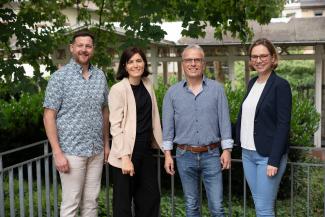 Das Mathe-Team des Projekts MINT-ProNeD: Florian Bogda, Elif Özel, Prof. Dr. Markus Vogel, Prof. Dr. Marita Friesen auf der Terrasse der HSE