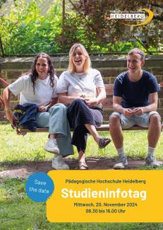 2 Studentinnen und ein Student sitzen lachend auf einer Bank im Grünen, links eine dunkelblaue Tasche mit PH-Logo. Darunter ein Textfeld "Pädagogische Hochschule Heidelberg | Studieninfotag 2024 | Mittwoch, 20. November 2024 | 8:30 - 16:00 Uhr" und "Save the date"
