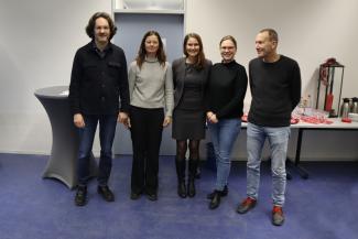 Das Bild zeigt das neue HSE-Direktorium mit Prof. Dr. Michael Haus, Prof. Dr. Ingrid Lohmann, Prof. Dr. Silke Hertel, Prof. Dr. Marita Friesen, Prof. Dr. Manfred Seidenfuß. Nicht im Bild sind die Direktoriumsmitglieder Prof. Dr. Tobias Dörfler, Dr. Sebastian Mahner, Dr. Christiane Wienand.