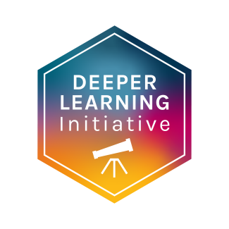 In einem Sechseck mit vertikalem Farbverlauf von Dunkelblau nach Orange steht der Text DEEPER LEARNING Initiative, darunter ein in die Weite gerichtetes Teleskop.