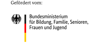 Offizielles Logo des Bundesministeriums für Bildung, Familie, Senioren, Frauen und Jugend (BMBFSFJ) mit schwarzem Bundesadler links und dem Text "Gefördert vom: Bundesministerium für Bildung, Familie, Senioren, Frauen und Jugend" rechts. Dawischen ein Säulenelement in den Nationalfarben Schwarz, Rot und Gold.
