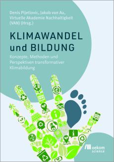 Das Cover des Sammelbands "Klimawandel und Bildung. Konzepte, Methoden und Perspektiven transformativer Klimabildung". Es zeigt unter dem Titel und den Namen der Herausgeber Denis Pijetlovic und Jakob von Au einen grünen Handabdruck über einem kleineren petrolfarbenen Fußabdruck.
