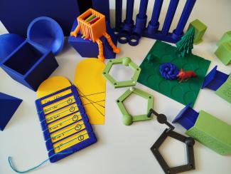 Verschiedene Produkte aus dem 3 D-Drucker für den Einsatz im Unterricht wie Schulhelfer u.a.
