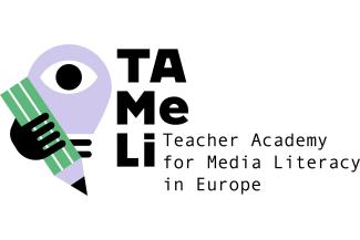 TAMeLi-Logo: Eine lilafarbene Glühbirne mit Auge hält einen grünen Bleistift in der Hand. Rechts der Schriftzug TAMeLi (Silben vertikal angeordnet). Rechts unten der Text "Teacher Academy for Media Literacy in Europe"