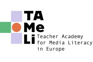 Logo des Projekts TAMeLi. Um einen orangefarbenen Kreis in der Mitte sind oben und unten fliederfarbene Quadrate angeordnet, links davon ein grünes Quadrat. Rechts der Schriftzug TAMeLi (Silben vertikal angeordnet). Rechts unten der Text "Teacher Academy for Media Literacy in Europe"