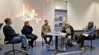 Dr. Dennis Dietz, Prof. Dr. Havva Engin, Dr. Eduardo Bacquet-Peréz, Harald Gropp und Dr. Christiane Wienand sitzen vor dem digitalen Kaminfeuer im HSE-Konferenzraum.