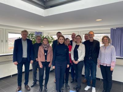 Gruppenfoto im MWK mit Wissenschaftsministerin Olschowski und Direktor:innen sowie weiteren Vertreter:innen der Schools of Education