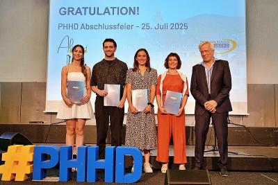 Das Bild zeigt die Preisträger:innen Judith Hartmann, Alina Holzer, Robert Stumpf und Luisa-Marie Wäsch mit Prorektor Prof. Dr. Karl-Heinz Dammer. In der Hand jeweils die Urkunde. | Bild: PHHD