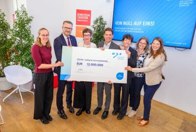 Das Heidelberger Projektteam nimmt von CZS Geschäftsführer Dr. Felix Streiter und Christian Tischner, Thüringer Minister für Bildung, Wissenschaft und Kultur, den Scheck über 12 Millionen entgegen.