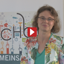 Bild aus dem Video zu OnlineBeratungLehramt@HSE, in dem Geschäftsführerin C. Wienand das digitale Beratungportal für Studierende mit Berufsziel Lehrer/in an der Universität und der PH Heidelberg erklärt