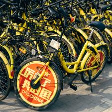 Ansammlung gelber O-Bikes mit chinesischer Beschriftung