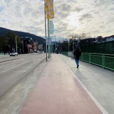 Weg auf der Heidelberger Theodor-Heuss-Brücke mit Wegweisern