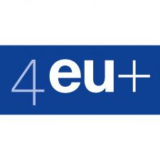 Logo der 4EU+ European University Alliance (weißer Schriftzug 4EU+ auf dunkelblauem Grund)