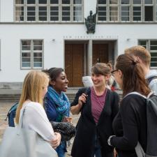 Eine Gruppe Studierender vor der Neuen Universität