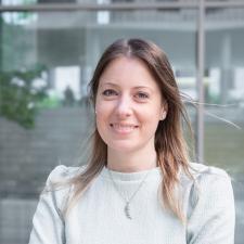 Porträt von Dr. Kathrin Foshag vor dem Mathematikon