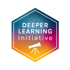In einem Sechseck mit vertikalem Farbverlauf von Dunkelblau nach Orange steht der Text DEEPER LEARNING Initiative, darunter ein in die Weite gerichtetes Teleskop.