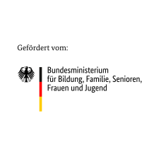 Offizielles Logo des Bundesministeriums für Bildung, Familie, Senioren, Frauen und Jugend (BMBFSFJ) mit schwarzem Bundesadler links und dem Text "Gefördert vom: Bundesministerium für Bildung, Familie, Senioren, Frauen und Jugend" rechts. Dawischen ein Säulenelement in den Nationalfarben Schwarz, Rot und Gold.