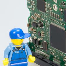 Legofigur, Handwerker vor Calliope mini stehend