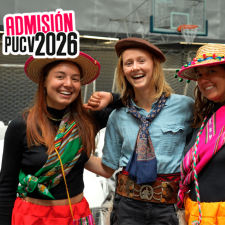 Drei Studentinnen in chilenischer Kleidung mit Hüten lächeln in die Kamera. Darüber der Text "Admisión PUCV 2026".