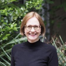 Porträt von Dr. Sylvia Brockstieger vor Pflanzenkulisse