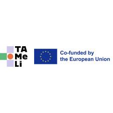 Logo des Projekts TAMeLi mit Förderhinweis "Co-funded by the European Union". Um einen orangefarbenen Kreis in der Mitte sind oben und unten fliederfarbene Quadrate angeordnet, links davon ein grünes Quadrat. Rechts der Schriftzug TAMeLi (Silben vertikal angeordnet). 