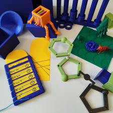 Verschiedene Produkte aus dem 3 D-Drucker für den Einsatz im Unterricht wie Schulhelfer u.a.