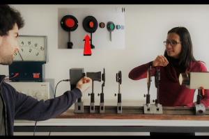 Wissenschaftlerin zeigt ein Beipiel für die quantitative Messung des Fotoeffekts