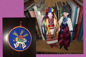 Ukrainische Puppen und Stickerei vor Bücherregal