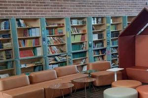 Sitzgruppe und Bücherregale im Eingangsbereich einer finnischen Schule