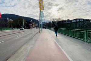 Weg auf der Heidelberger Theodor-Heuss-Brücke mit Wegweisern