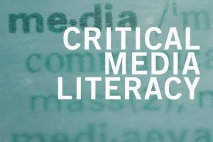 Schriftzug "Critical Media Literacy" auf Auscchnitt aus Wörterbucheintrag zum Thema Media