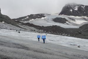 Das Foto zeigt Gletscherforscher auf dem Weg zur Probennahme auf dem Jamtalferner (Tirol, Österreich) September 2021 