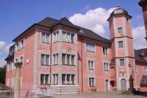 Das Ladenburger Lobdengau-Museum unter blauem Himmel.