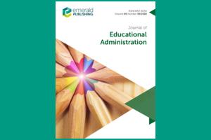 Das Cover des Journal of Educational Administration zeigt neben dem Logo und dem Titel in Grün auf weißem Grund hölzerne Buntstifte, deren Spitzen ein Farbspektrum bilden.