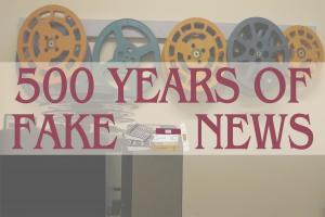 Schriftzug „500 YEARS OF FAKE-NEWS" in Rot, dahinter ein Regal voller Filmrollen.