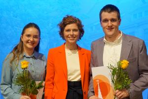 Das Bild zeigt die Preisträger:innen Stephan Long und Anna Maria Jurcevic, in den Händen eine gelbe Rose. Zwischen ihnen steht Dr. Miriam Münch von der Erzdiözese Freiburg. | Bild: PHHD