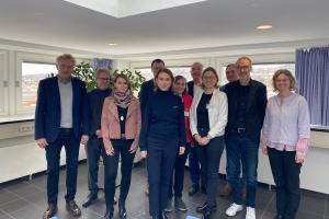 Gruppenfoto im MWK mit Wissenschaftsministerin Olschowski und Direktor:innen sowie weiteren Vertreter:innen der Schools of Education
