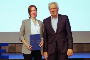 Das Bild zeigt die Preisträgerin Katrin Schweizer mit Prof. Dr. Karl-Heinz Dammer, Prorektor für Studium, Lehre und Internationalisierung der PH Heidelberg-